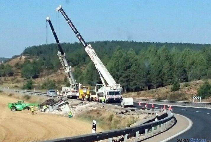 Las grúas en el accidente cercano a La Mallona