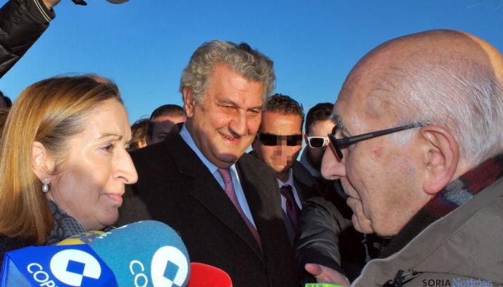 La ministra conversa con Goyo Alonso de la Soria Ya en presencia de Jesús Posada a finales de 2013. / SN