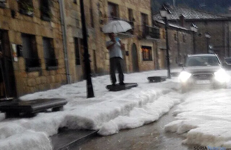 Una de las calles de Molinos de Duero durante la granizada. / SN