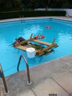 Meterial lanzado a la piscina/Ayto. Ágreda