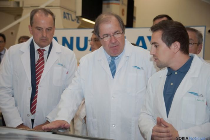 Herrera visitando una fábrica