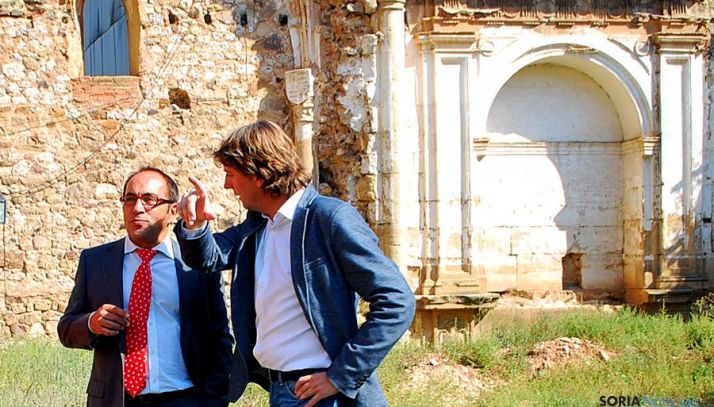 Rey, (izda.) y Mínguez, en el patio del CUS este viernes. / SN