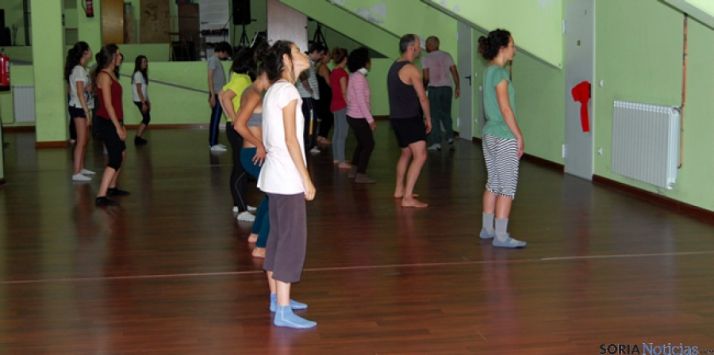 Alumnos del curso de teatro físico