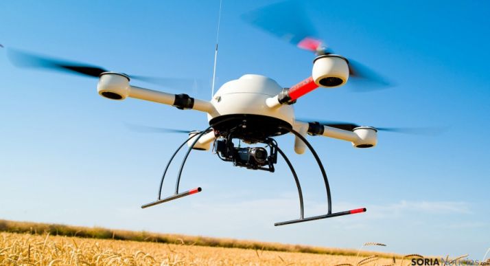 Un dron sobre un campo de cultivo.