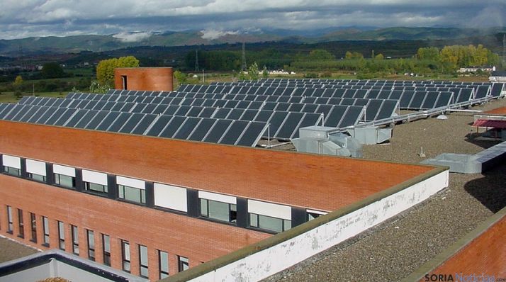Paneles solares en uno de los hospitales públicos de la región. / Jta.