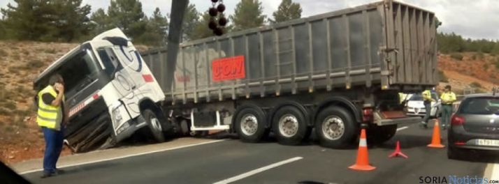 Camión cruzado en la Mallona