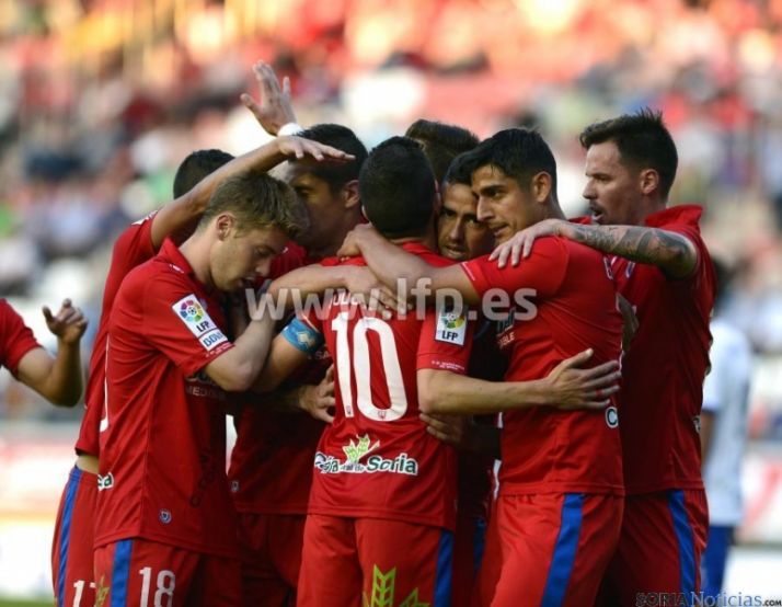 El equipo rojillo celebra un gol. LFP