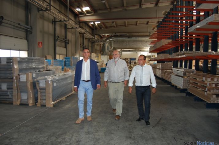 Visita oficial a la fábrica pinariega. Dip
