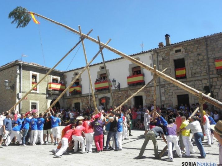Pingada del mayo en la plaza de Vinuesa