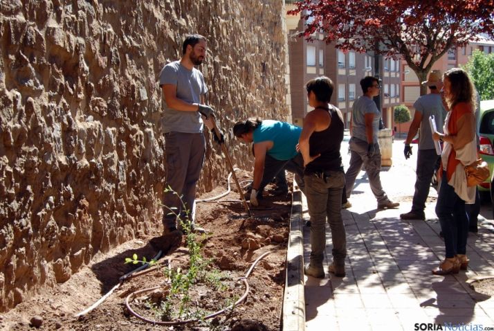 Marta Cáceres visita uno de los talleres. Ayto