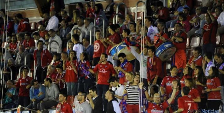 Afición en las gradas de Los Pajaritos