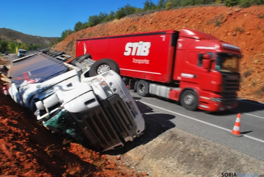 El camión accidentado este lunes. / SN