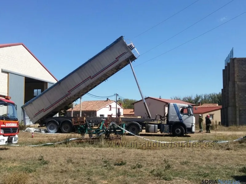El basculante pegó en cables de alta tensión