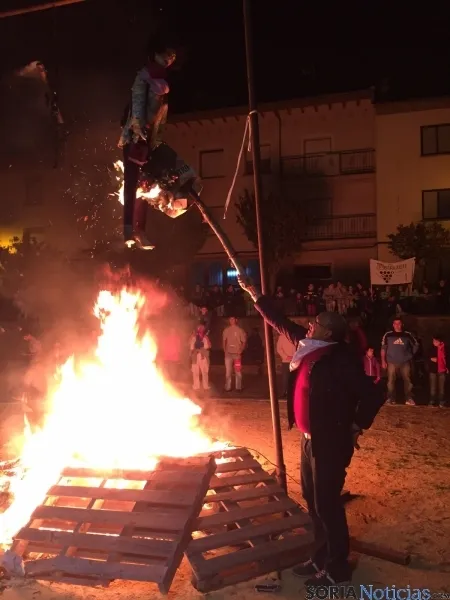 Los quintos del 65, protagonistas en la quema de los 'diablillos'. / SN