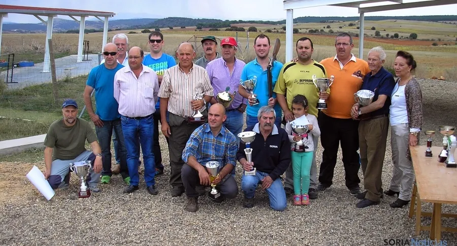 Foto de familia con los trofeos.