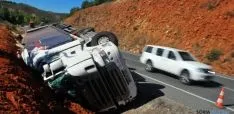 El camión accidentado este lunes. / SN