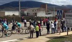 Los ciclistas a su paso por Ágreda, con la nublada cima del Moncayo al fondo. / SN