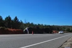 El camión accidentado este lunes. / SN