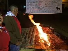 Los quintos del 65, protagonistas en la quema de los 'diablillos'. / SN