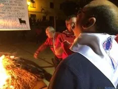 Los quintos del 65, protagonistas en la quema de los 'diablillos'. / SN