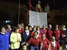 Los quintos del 65, protagonistas en la quema de los 'diablillos'. / SN