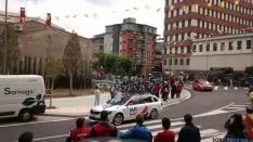 El pelotón, estirado a su paso por Ólvega. / SN