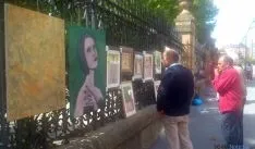 Pinturas colgadas en la verja de La Dehesa