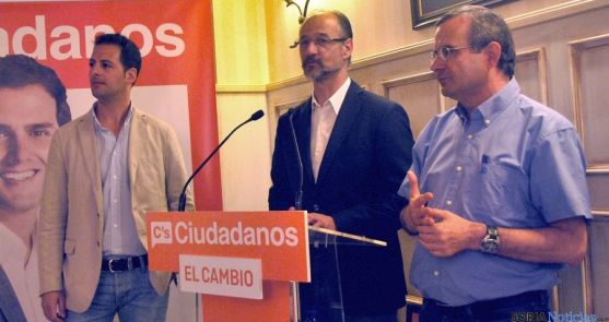 Luis Fuentes, flanqueado por Ciria (izda.) y por De Lózar el pasaado mayo./ SN
