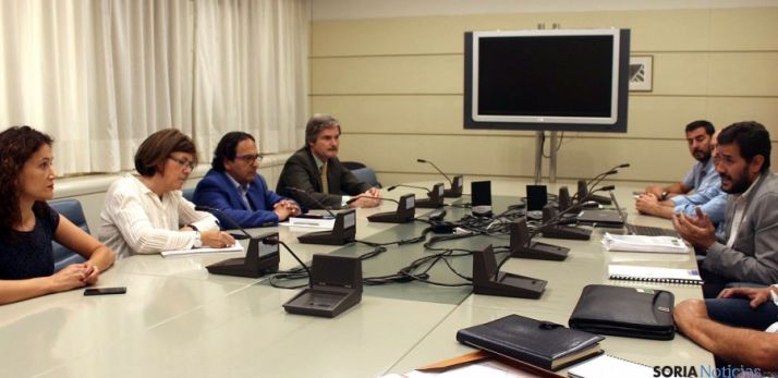 Angulo (2ª izda.) en una reunión con miembros de FETRANSA. 