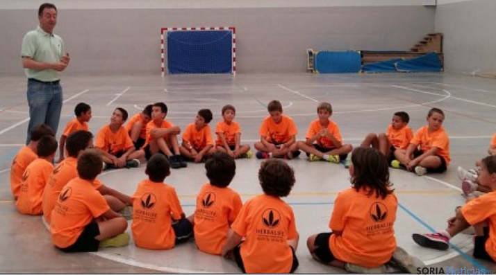 El alcade con niños en una de las actividades.