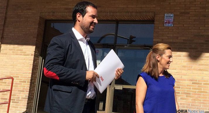 Los procuradores socialistas Ángel Hernández y Virgina Barcones. 