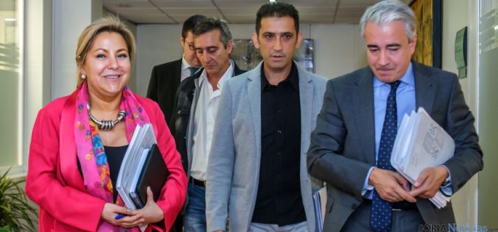 Rosa Valdeón, este martes, con representantes de agentes sociales. / Jta.