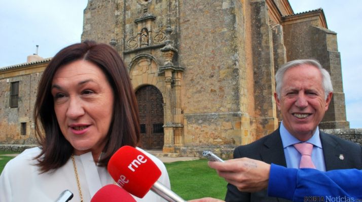 La subdelegada, con el director de la prisión de Soria, Segundo Pascual. / SN