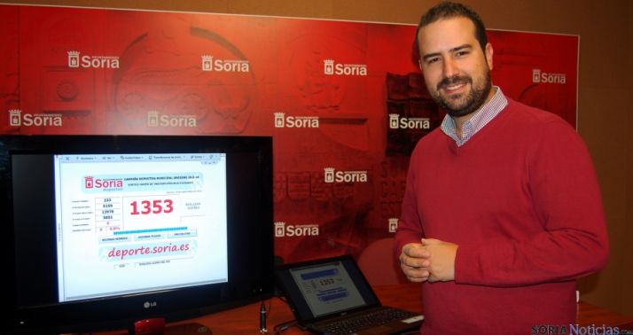 Ángel Hernández, con el número del sorteo./Ayto.