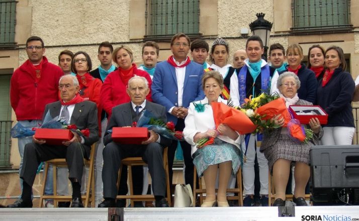 Los homenajeados con el alcalde y jóvenes de la localidad. / Martín Fotógrafo