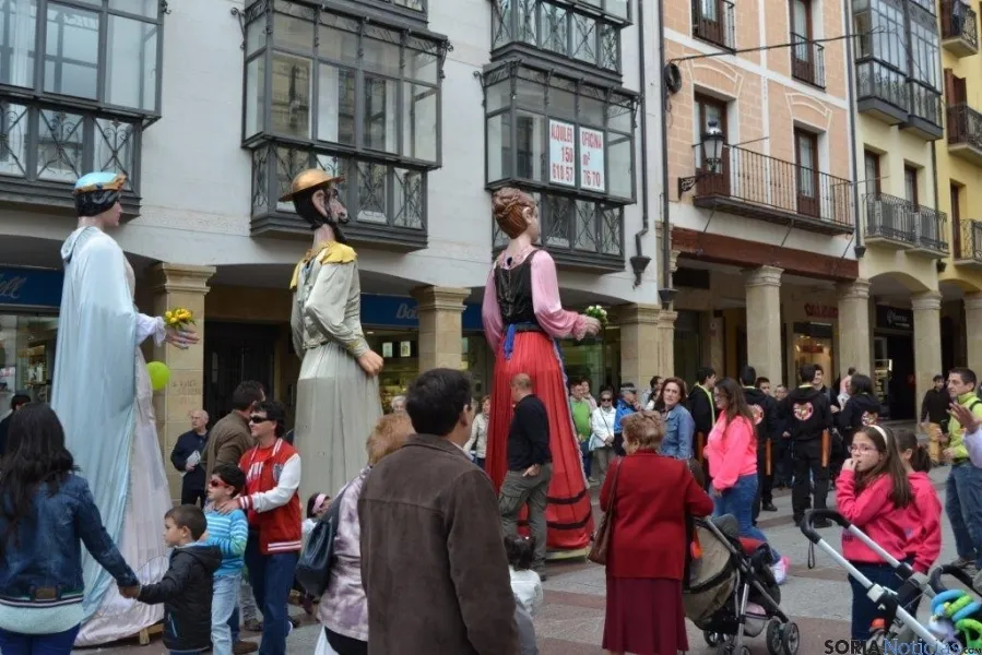 Gigantes y Cabezudos por el centro de Soria