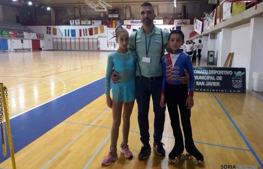 Los jóvenes sorianos, con el entrenador del CD Patín Soria. 