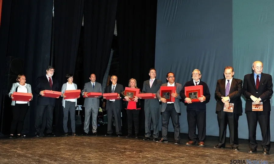 Homenajeados y autoridades en la celebración. 