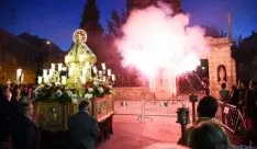 Emocionante momento de la quema de la traca, junto a la imagen de San Saturio
