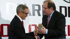 Herrera entrega del premio del Diario de León.