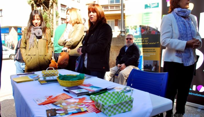 La mesa informativa instalada en la plaza del Salvador. / SN