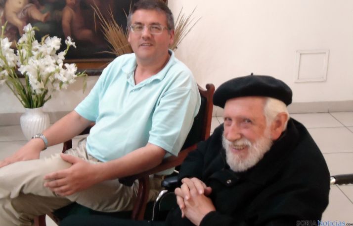 El padre Artola (dcha.) con Óscar Álvarez Gila en el centro de Pasionistas de Lima.