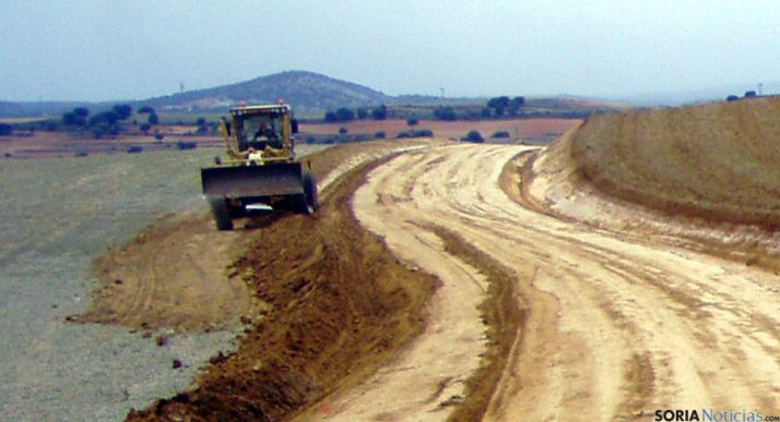 Una máquina en las labores de recuperación de los caminos. / Subdeleg.