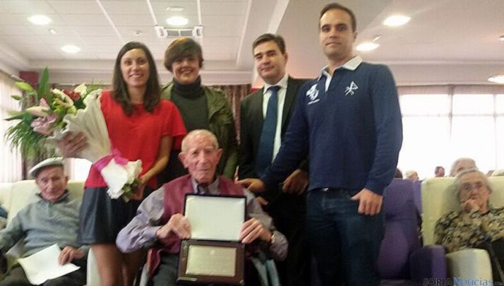 El homenajeado, sentado en el centro./SN