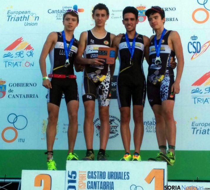 Atletas del Deporama en el podio. 