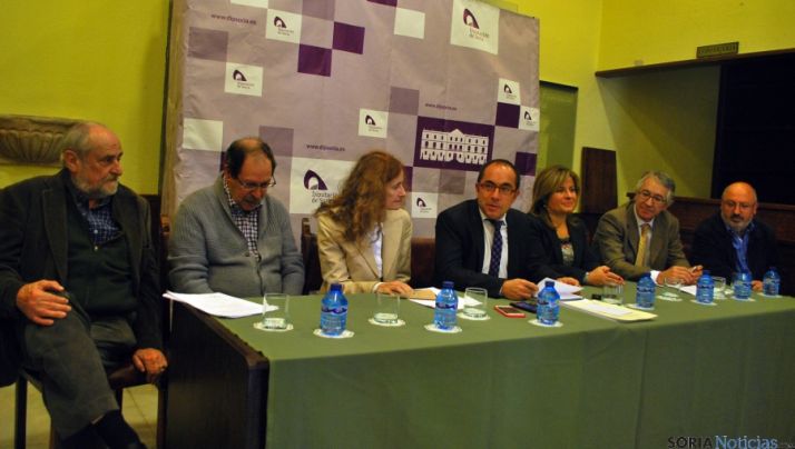 Masoliver (izda.), Villanueva, García, Rey, Pérez, Malpartida y Martínez en el fallo de los premios literarios. / SN