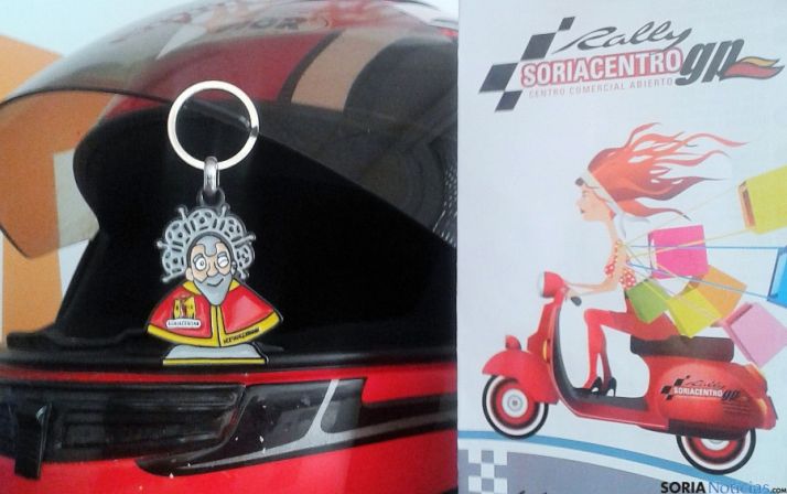 El llavero junto a un tríptico promocional.