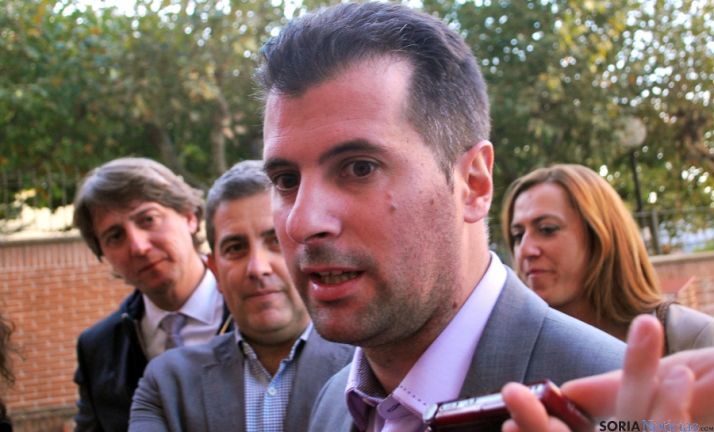 Luis Tudanca, con Mínguez, Antón y Barcones (dcha.) este viernes. / SN