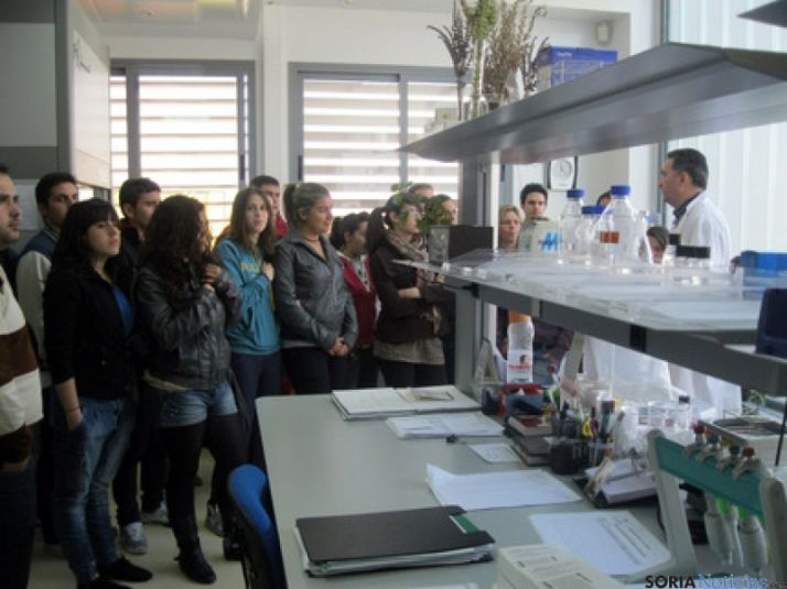 Alumnos en laboratorio