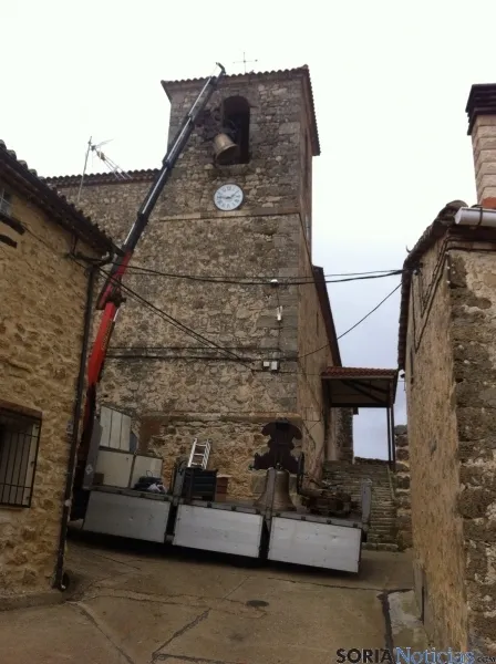 Una de las campanas ascendiendo a la torre.